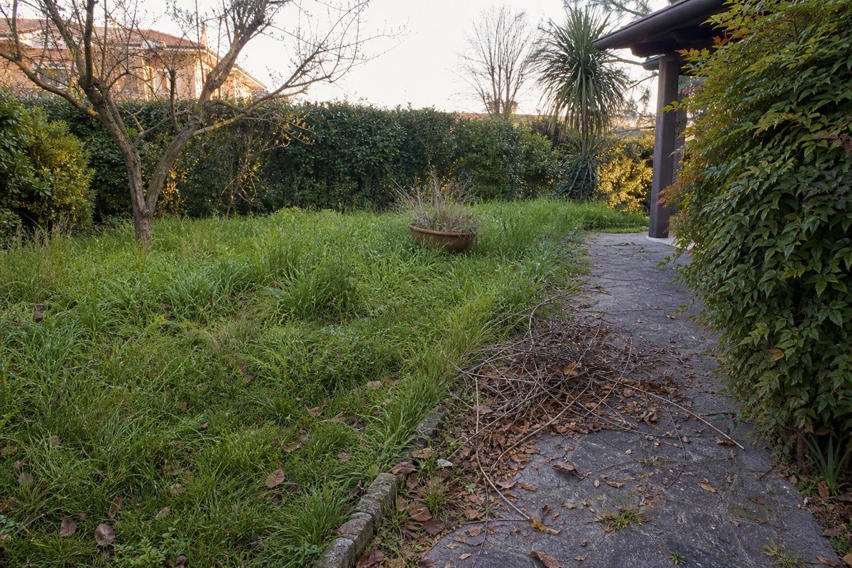 Giardino a Brescia con manutenzione da organizzare